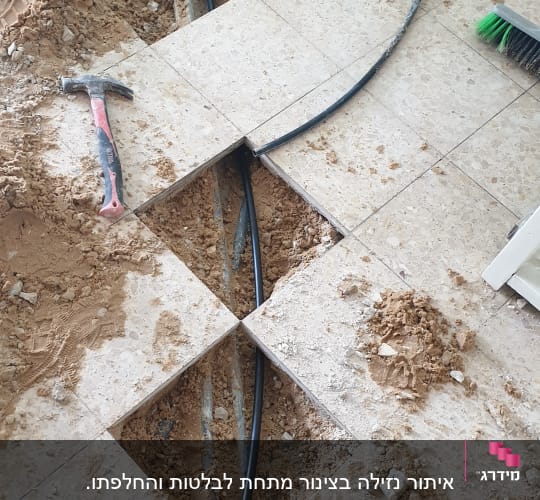 רצפה פתוחה עם צינורות וכלי עבודה